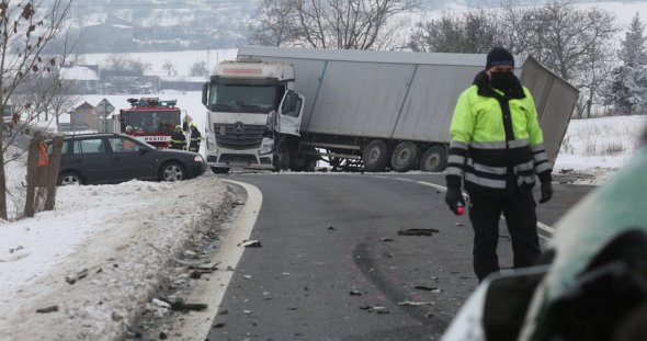 У Чехії в ДТП загинули 2 українці. Їхали у мікроавтобусі, який зіткнувся з вантажівкою