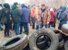 Ранком 20 лютого обурений натовп перекрив під'їзди до Нових Санжар, на перехресті склали шини