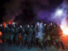 Вечером 20 февраля протестующие подожгли шины, бросали в стражей порядка камни