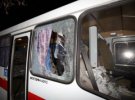 В автобусах з евакуйованими протестувальники побили вікна камінням 