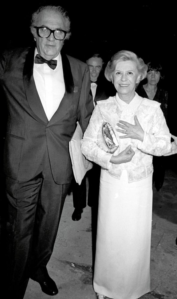 Федеріко Фелліні й Джульєтта Мазіна стоять у нью-йоркському нічному клубі Area 10 червня 1985 року. Він розташований у Лінкольн-центрі – найбільшому культурно-розважальному комплексі міста. Того дня заклад влаштував вечірку на честь режисера