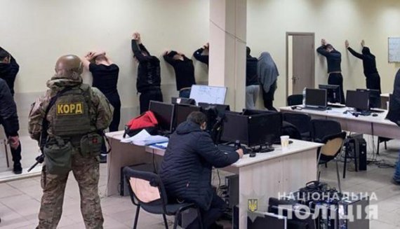Зловмисники представлялися співробітниками банку і випитували у потерпілих реквізити банківських карт. Фото: Нацполіція