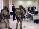 Зловмисники представлялися співробітниками банку і випитували у потерпілих реквізити банківських карт. Фото: Нацполіція