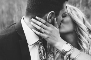 Сон про поцілунок може уособлювати пристрасть, бажання, обман, повагу, відданість та багато інших почуттів. Фото: pixabay