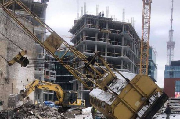 В Киеве рухнул строительный кран 