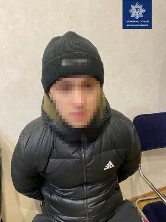 В Запорожье 18-летний мужчина случайно застрелил из ружья товарища и скрылся. Позже подозреваемый сам сдался полиции. У него изъяли арсенал оружия
