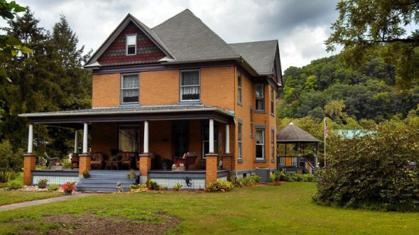 Крис Роуэн приобрел дом убийцы из фильма "Молчание ягнят" за $ 300 тыс. Откроет здесь отель и музей.