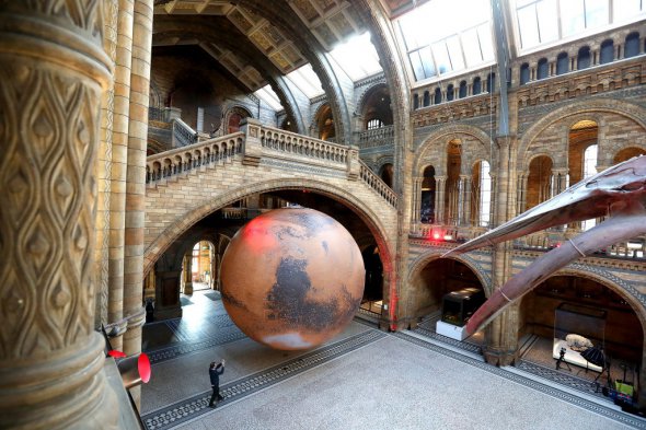 Исследованию Марса посвятил свою инсталляцию в Лондонском музее естественных наук художник Люк Джеррам. Ее подготовили еще в конце января, но открыли 17 февраля. На 7-метровый шар нанесено детализированное изображение Красной планеты. В 1 сантиметре изображены 10 километров поверхности
