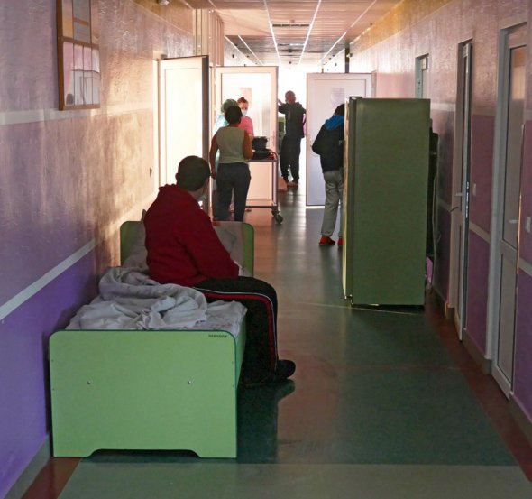 В терапевтическом отделение Ивано-Франковской центральной городской клинической больницы пациента разместили в коридоре учреждения, 16 февраля 2021 