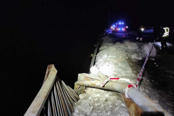 Под Черниговом упал с моста в реку и затонул автомобильный тягач. Тело водителя ищут