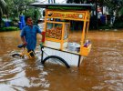 Індонезію тероризує висока вода.