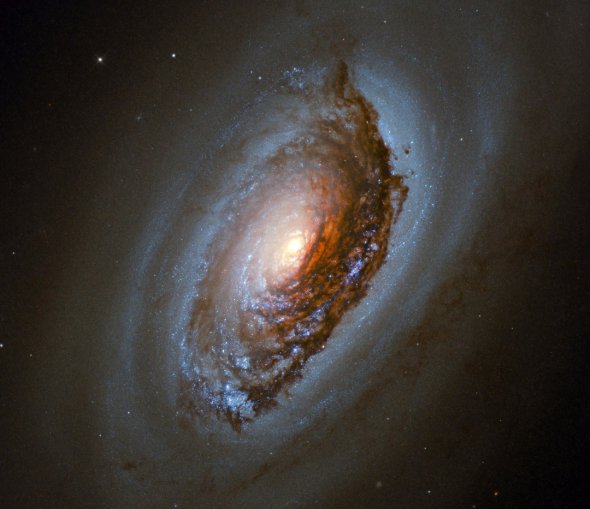 NGC 4826 известна астрономам своим странным внутренним движением.
