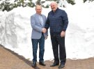 Путин и Лукашенко обменялись комплиментами на переговорах и пошли кататься на лыжах.