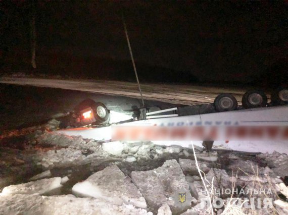 Під Черніговом впав з мосту у річку і затонув автомобільний тягач. 30-річний водій загинув