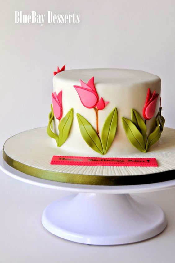 Весняні десерти: торт прикрашають квітами