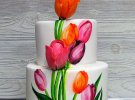 Весняні десерти: торт прикрашають квітами