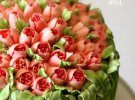 Весенние десерты: торт украшают цветами