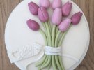 Весенние десерты: торт украшают цветами