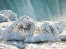 Замерзший Ниагарский водопад / Reuters