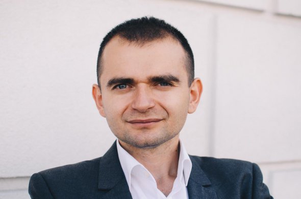 "Можемо спрогнозувати, що в Україні щеплення стане процедурою для обраних. Бо закуплених вакцин на всіх не вистачить. Доведеться платити великі гроші, як зараз за тестування", - говорить Гліб Канєвський, голова експертної організації StateWatch. Фото: з Facebook Гліба Канєвського