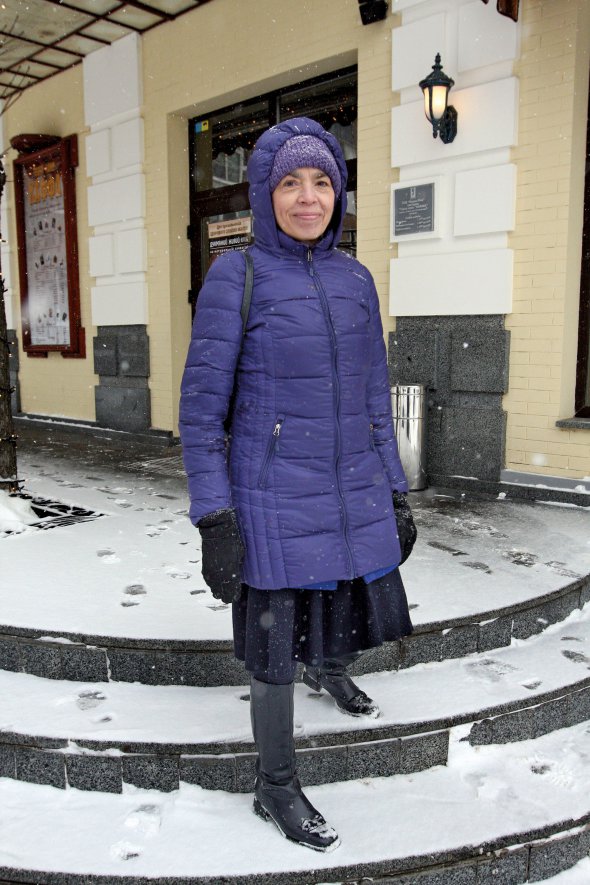 Оля (Олександра) Гнатюк, 59 років, дослідниця й перекладачка. Народилася 11 листопада 1961-го в польсько-українській родині у Варшаві. Мати походить зі Львова, а батько – із Холмщини. Історію сім’ї описала у книжці ”Відвага і страх”. У Варшавському університеті вивчала українську та російську філологію. У 1997–2006 роках була доцентом, згодом професором в Інституті славістики Польської академії наук. 2004-го здобула ступінь доктора гуманітарних наук, написала монографію ”Прощання з імперією. Українські дискусії про ідентичність”. Праця отримала нагороду імені Єжи Ґедройця та нагороду Східного огляду. 2006–2010-го була першою радницею посольства Польщі в Україні з культури й науки. Викладає у Варшавському університеті та Києво- Могилянській академії. Від 2010 року керує спільною магістерською програмою цих двох вузів. Із 2018-го – віцепрезидентка українського ПЕН-клубу. Живе на два міста – у Варшаві, де мешкають чоловік та син, і в Києві