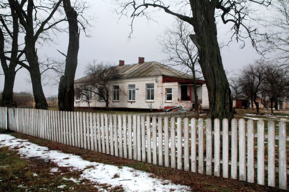 Лікарню в селі Худоліївка Семенівського району на Полтавщині закрили 2006 року. Одноповерховий будинок переобладнали у притулок для літніх людей. Місцеві називають його бабдомом