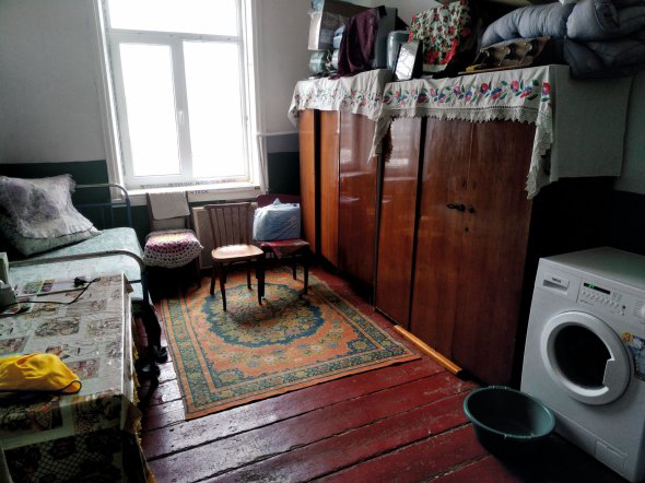 Прохідною кімнатою користуються всі мешканці притулку. Побутову техніку купували за свої гроші. Щомісяця сплачують 75 відсотків пенсії за перебування в закладі