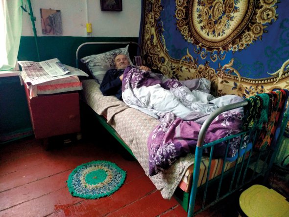 Микола Юхименко раніше працював трактористом у колгоспі. Живе у притулку із січня 2020 року. Оселився тут, після того як померла його дружина Зинаїда