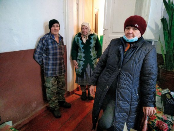 Директор Олена Ярошенко (праворуч) закуповує продукти для шести мешканців закладу, платить за газ та електрику. За нею стоять Борис Гуфалов та Ольга Стусенко. Чоловік живе у притулку дев’ять років, жінка переїхала позаторік