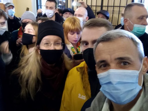 Одесский активист Руслан Демчук (на переднем плане) также получил 7 лет и 3 месяца тюрьмы. Поддержать активистов приехала бывшая руководительница МОЗ Ульяна Супрун
