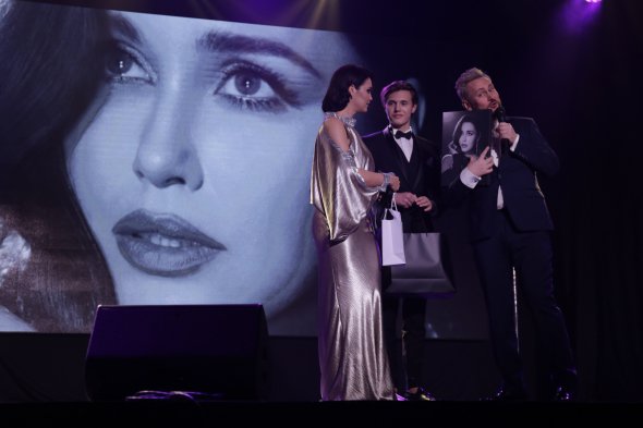 Ріпка вручає артбук та фотокартину Барбір