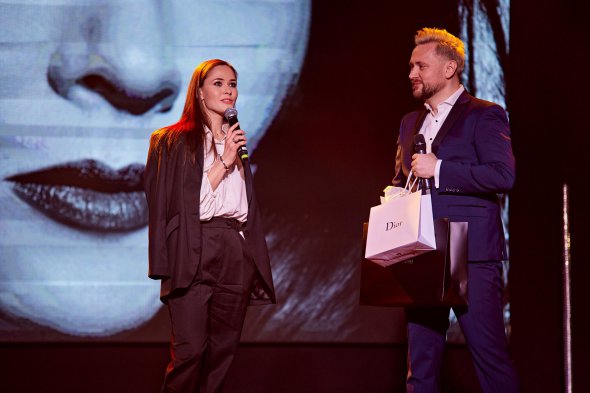 Ріпка вручає артбук та фотокартину Саніній