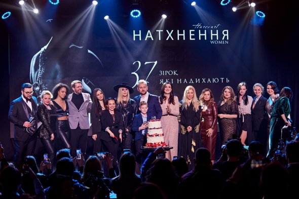 Захід завершився тематичним білим тортом