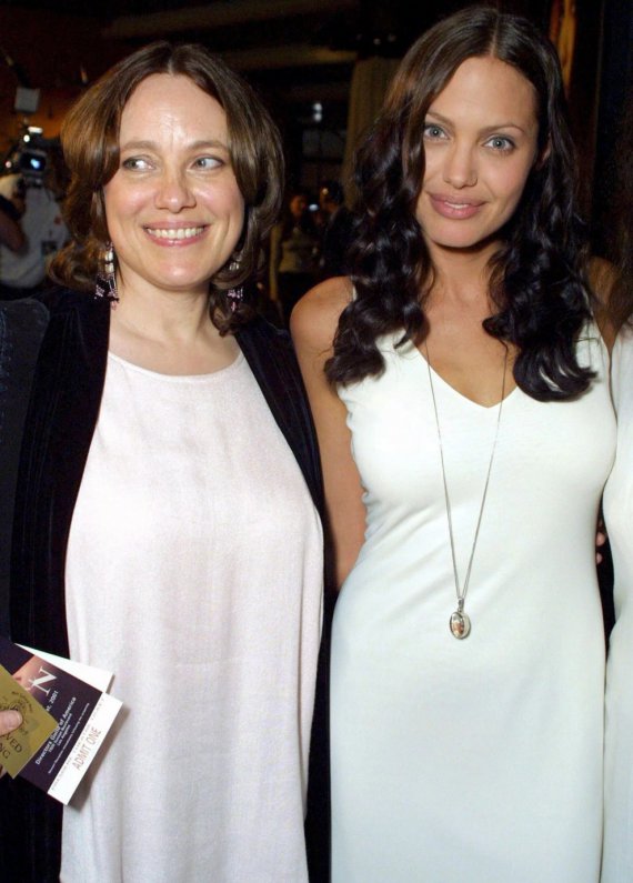 Анджелина Джоли с мамой Маршелин Бертран - американская актриса и продюсер. До свадьбы с отцом Джоли она строила кинокарьеру, однако после - стала его тенью. Снималась с дочкой в фильме "В поисках выхода. В 2007 году умерла от рака яичников."