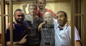 За участь у політичній партії ”Хізб ут-Тахрір” кримські татари отримали тюремні вироки. Зліва направо: Емілю Джемаденову присудили 12 років, Айдеру Саледінову — 12, Рустему Ісмаїлову — 14, Теймуру Абдуллаєву — 17, Узеїру Абдуллаєву — 13 років в’язниці