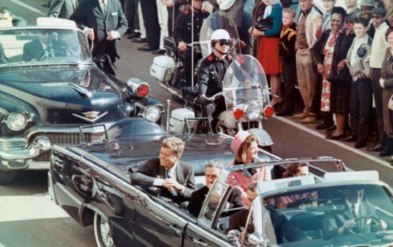 Кортеж Джона Кеннеди в Далласе 22 ноября 1963, за несколько минут убийства Ли Харви Освальдом