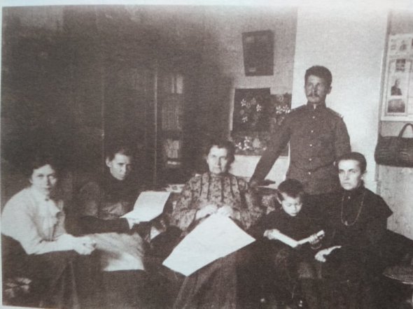 Семья Косачей на фото в киевской квартире Ольги Косач в 1913 году. Слева направо Исидора Косач-Борисова, Леся Украинка, Ольга Косач, Михаил Кривинюк, Ольга Косач-Кривинюк, Юрий Борисов.