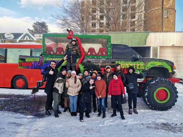 Плавающий лимузин и Monster Buggy: в Украине появился формат мобильных праздников