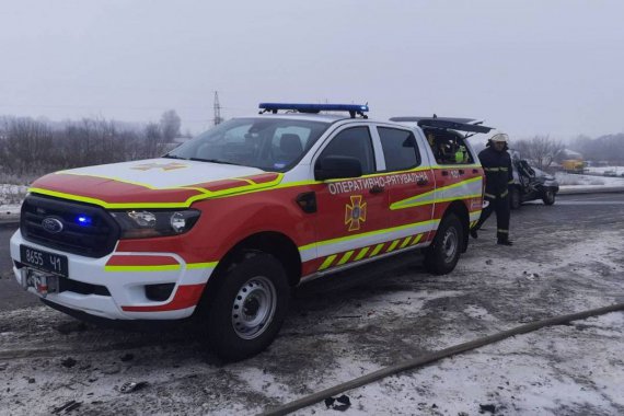 Загиблих із легковика діставали рятувальники. Причини ДТП встановлюють слідчі