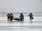 В Днепре 6 рыбаков дрейфовали на льдине в 600 м от берега