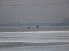 В Днепре 6 рыбаков дрейфовали на льдине в 600 м от берега
