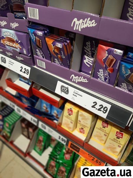 У польських супермаркетах плитка шоколаду коштує від 2 злотих. Це біля 15 грн. В Україні солодощі з Польщі перепродають у 2-4 рази дорожче