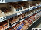 В супермаркетах большой выбор сосисок, мясных нарезок, паштетов