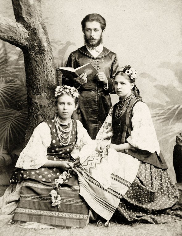 Леся Українка (на знімку ліворуч) із братом Михайлом і Маргаритою Комаровою, донькою друга сім’ї, сфотографувалися в Одесі влітку 1889-го