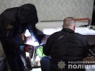 У потерпілого силою відібрали 1 тис. грн та погрожували побити, якщо на вказане місце не принесе ще 20 тис. грн