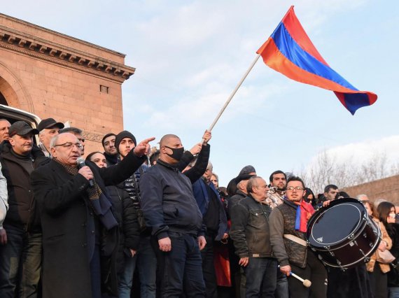 В Ереване прошли акции протеста сторонников и противников Пашиняна.