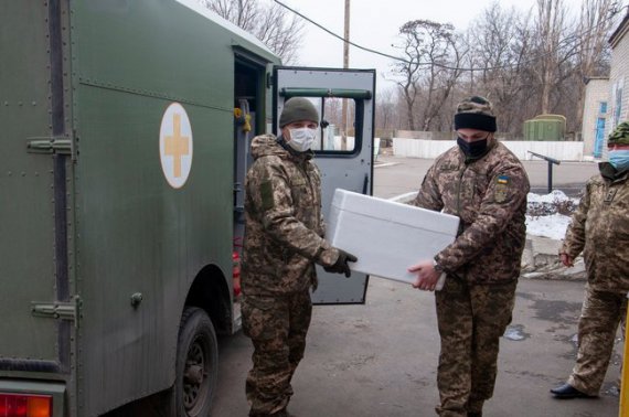 Почали вакцинувати лікарів та військових на Донбасі