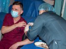 Почали вакцинувати лікарів та військових на Донбасі