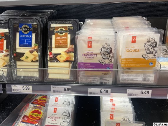 В канадских магазинах можно найти много видов сыра.