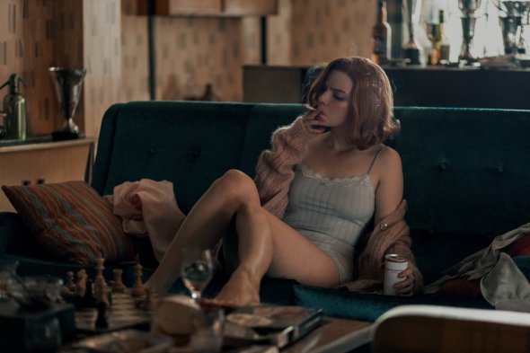 Американська акторка Аня Тейлор-Джой у серіалі "Ферзевий гамбіт" виконує роль шахової вундеркіндки Елізабет Гармон. За цю роль отримала номінацію на "Золотий глобус"